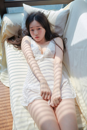 美国女子趴着打屁股打红
